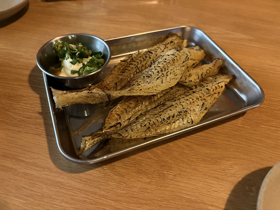 my02sang은 옛 술자리 그림이 벽에 걸린 내부와, 바삭하게 구워 낸 옛날 노가리 한 접시를 함께 찍었습니다. 촉촉하면서도 씹을수록 고소한 맛이 좋다고 적었는데,