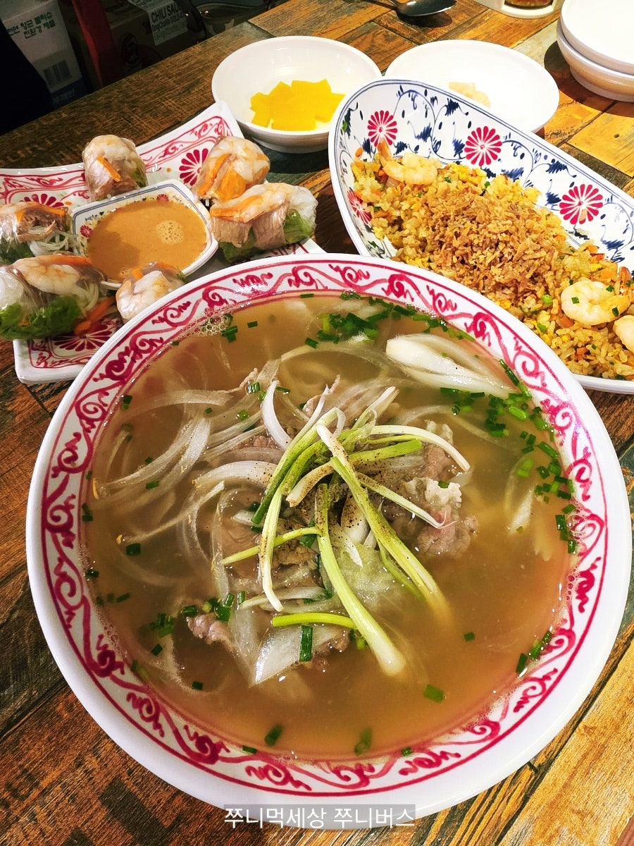 banh04는 소고기 쌀국수와 월남쌈, 새우볶음밥이 한 상에 오른 모습과, 마요네즈와 소스가 지그재그로 뿌려진 반미를 가까이서 찍었습니다.