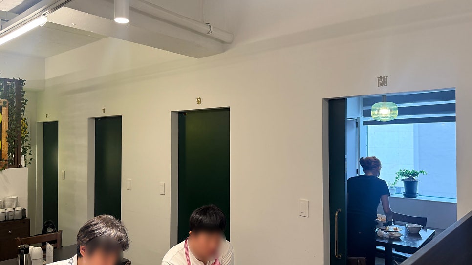 8792bubu는 초록 벽에 걸린 금빛 '里香' 간판과, 죽·국·난이라 적힌 초록 문이 늘어선 룸 복도를 함께 담았습니다. 예전부터 가봐야지 저장만 해뒀던 곳이라고 적었는데,