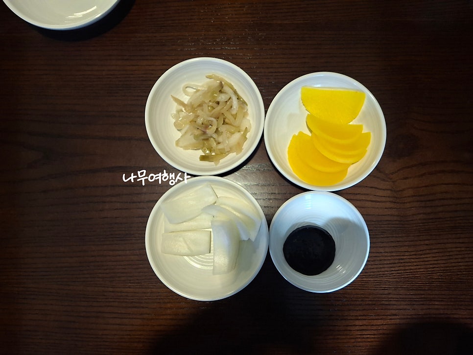 gajabali는 하얀 짜사이와 노란 단무지가 담긴 기본 반찬, 그리고 새우와 해파리가 올라간 양장피를 따로 찍었습니다. 짜사이 색이 거의 흰색인 점이 특별했다고 적었고,