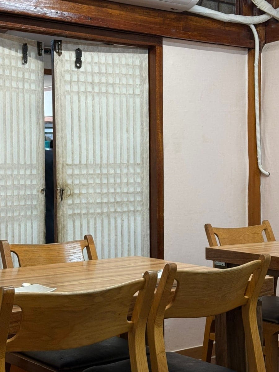 wo0oni_가 남긴 사진입니다. 한지를 바른 문과 나무 의자가 놓인 안쪽 자리, 그리고 주문용 화면에 뜬 세 가지 솥밥정식까지 함께 담았습니다.