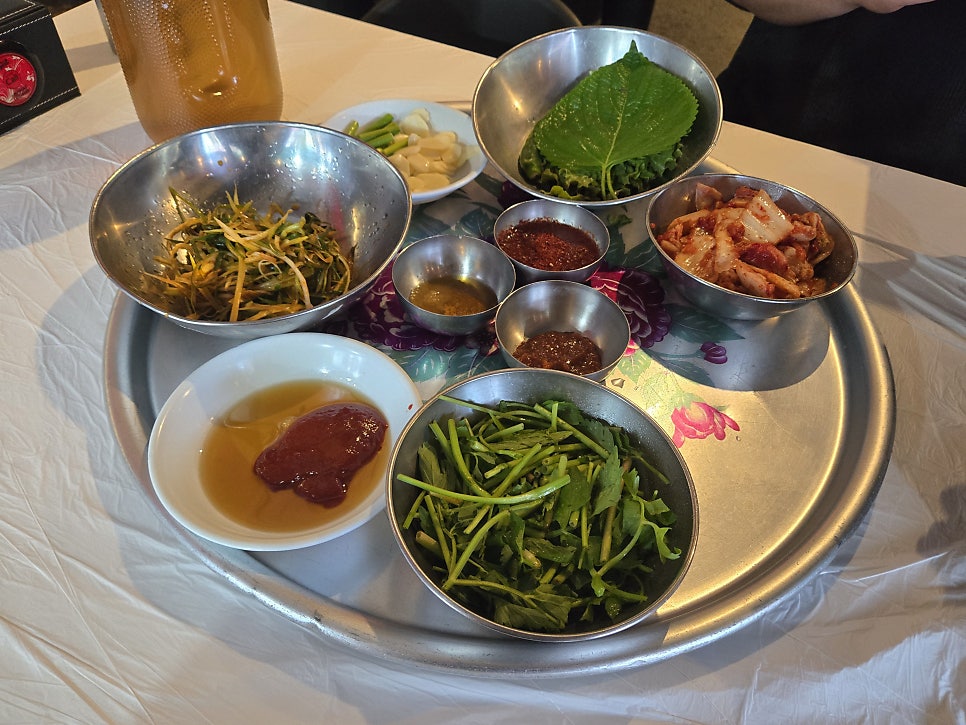cptpi가 담은 미아회관의 두 모습입니다. 평상 자리에 놓인 불판들이 손님을 기다리고 있고, 상추와 깻잎, 파절이와 김치가 쟁반 하나에 담겨 나옵니다.