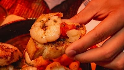 whsskbaboo가 담은 칵테일과 안주입니다. 레코드판 옆에 노란 하이볼과 투명한 하이볼 두 잔이 나란히 놓여 있고,