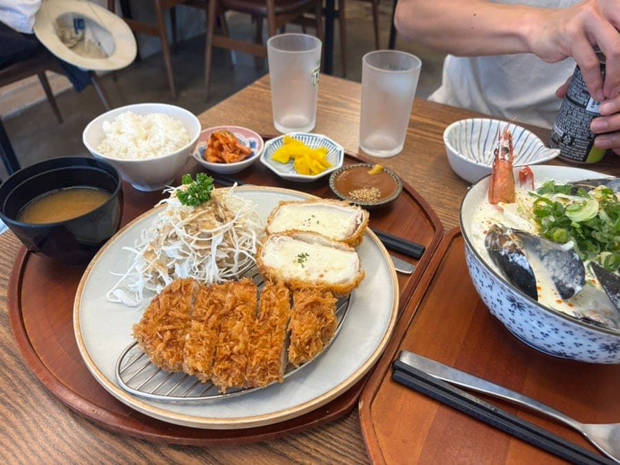 happy_eslife가 담은 반반 돈가스 세트입니다. 치즈돈가스 두 쪽과 두툼한 등심돈가스, 양배추 샐러드가 한 접시에 담기고,