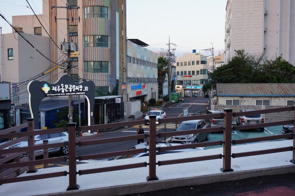 동문시장 어귀에서 칠성로 골목 쪽을 내려다본 거리 풍경과, 골목 초입 표지판입니다. 표지판에는 지금도 옛 이름인 칠성골이 공영주차장 안내와 나란히 적혀 있습니다.
