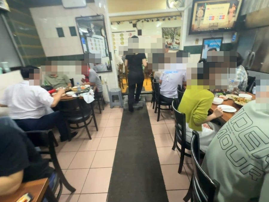 dlsqja0622가 담은 저녁 시간의 매장 안과 밑반찬입니다. 좁은 통로 양옆 테이블마다 손님이 앉아 있고 직원이 그 사이를 오가는데,