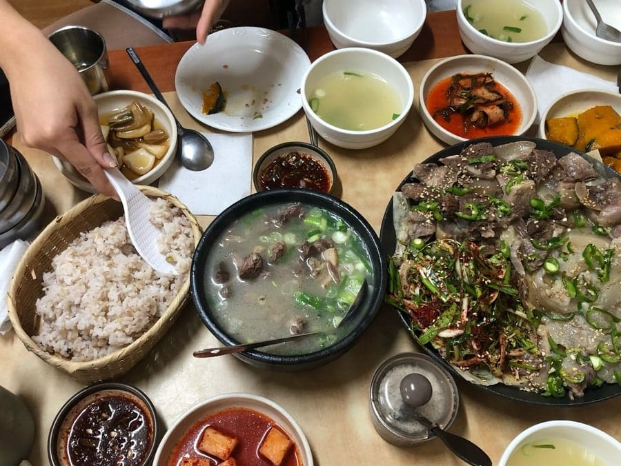 yooonse0__가 담은 한 상 전체와 반반수육 클로즈업입니다. 대나무 바구니에 담긴 잡곡밥과 소꼬리곰탕, 반반수육 접시가 상을 가득 채웠고,