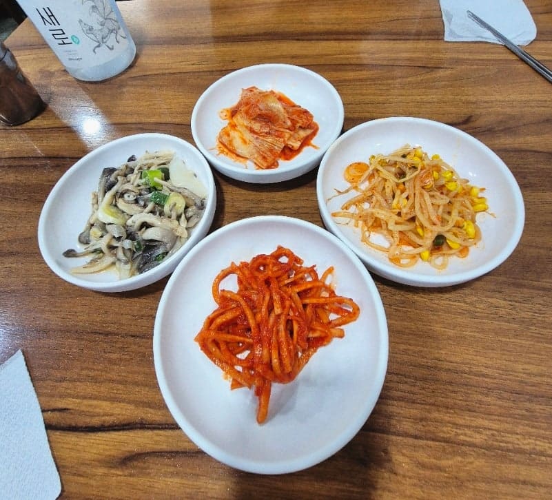 hjh55212는 밑반찬 네 가지가 소박해 보여도 하나하나 엄마가 해 준 집밥처럼 감칠맛이 난다고 적었습니다. 첫 사진에는 콩나물무침과 버섯볶음, 김치,