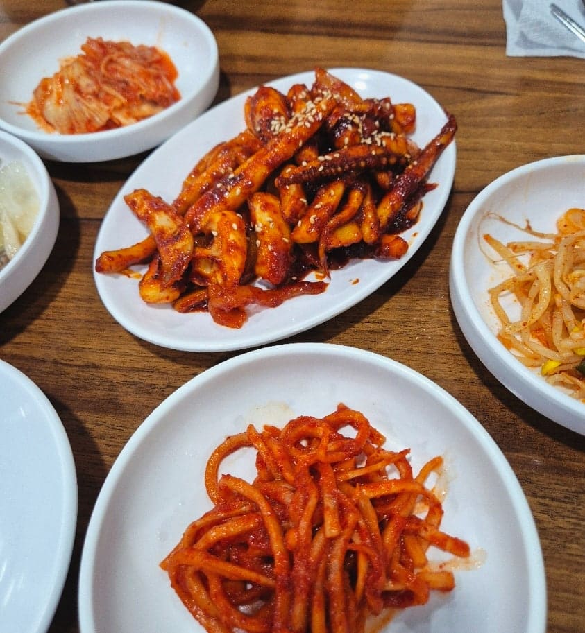 hjh55212는 밑반찬 네 가지가 소박해 보여도 하나하나 엄마가 해 준 집밥처럼 감칠맛이 난다고 적었습니다. 첫 사진에는 콩나물무침과 버섯볶음, 김치,
