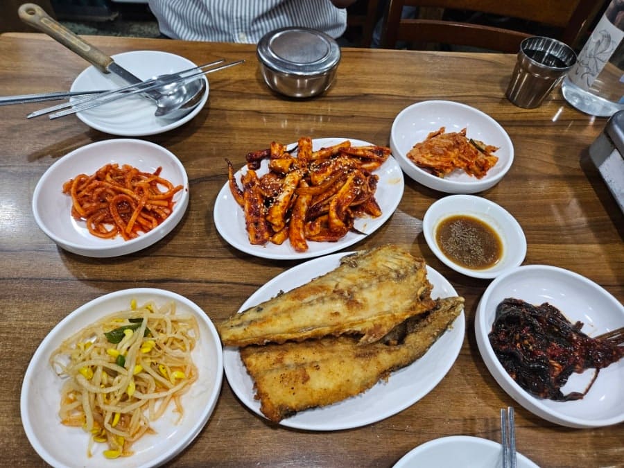 ewitch7은 삼치구이가 옛날식으로 튀김옷이 있다고 적었고, 두 번째 사진의 삼치 두 조각이 바로 그 노릇하게 튀겨진 겉면을 보여 줍니다.