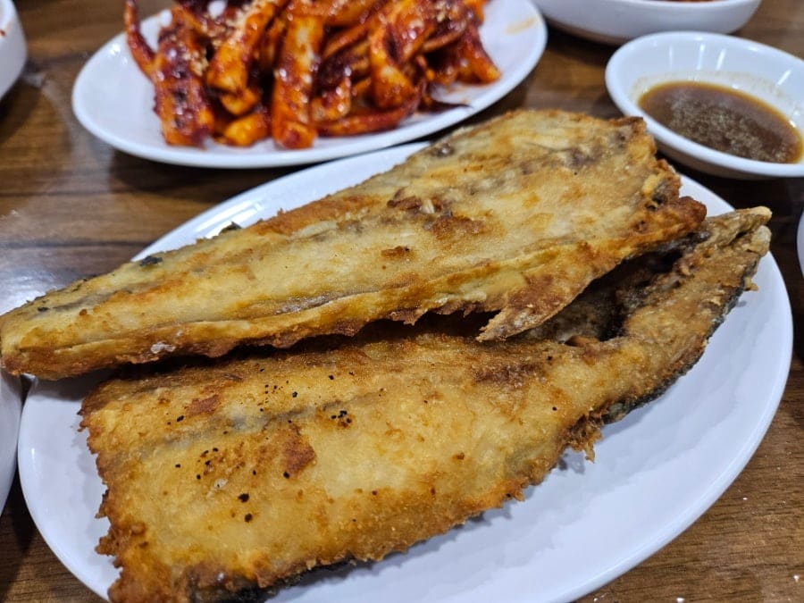 ewitch7은 삼치구이가 옛날식으로 튀김옷이 있다고 적었고, 두 번째 사진의 삼치 두 조각이 바로 그 노릇하게 튀겨진 겉면을 보여 줍니다.