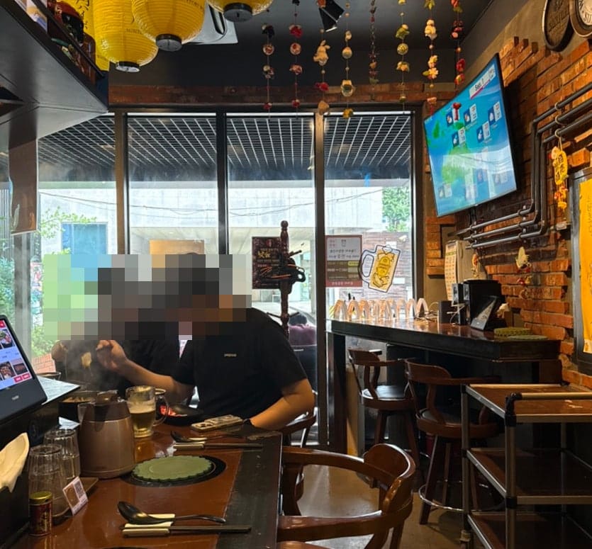 0r_013이 담은 바 자리 풍경입니다. 스키야키 냄비에서 김이 오르고, 천장엔 노란 등롱이 매달려 있습니다. 통유리 밖으로 정동길 풍경이 보이는 이 카운터에서,