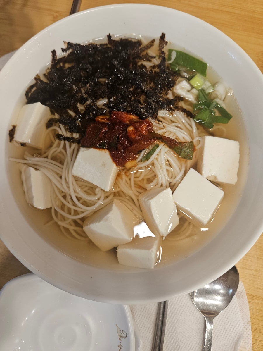 할머니국수와 추억이 있다는 karisma2는 오랜만에 친구와 찾았다고 적었습니다. 첫 사진은 가게 로고가 찍힌 접시에 담긴 찐만두 여덟 알이고,