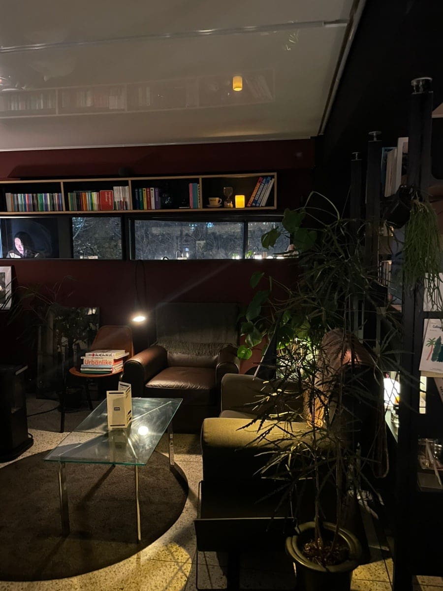 fkdlsrkd106이 담은 창가입니다. 'WELCOME BACK, MY SECRET DEN'이라 적힌 종이 조명 뒤로 정동의 밤 스카이라인이 낮게 깔립니다.
