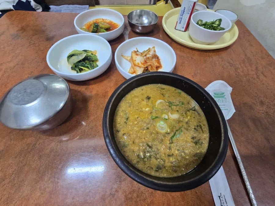 sky8837은 뚝배기에 담긴 추어탕과 오이무침, 열무김치, 배추김치까지 한 상 가득 찍었습니다.