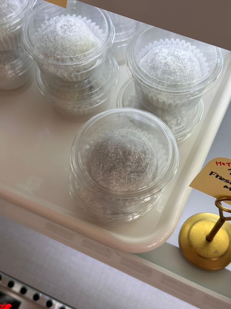 버터북을 세 번째로 찾은 끝에야 생초코모찌를 손에 넣었다는 방문자가 남긴 사진입니다. 진열대 가득 놓인 모찌와 복숭아 요거트 디저트들입니다.