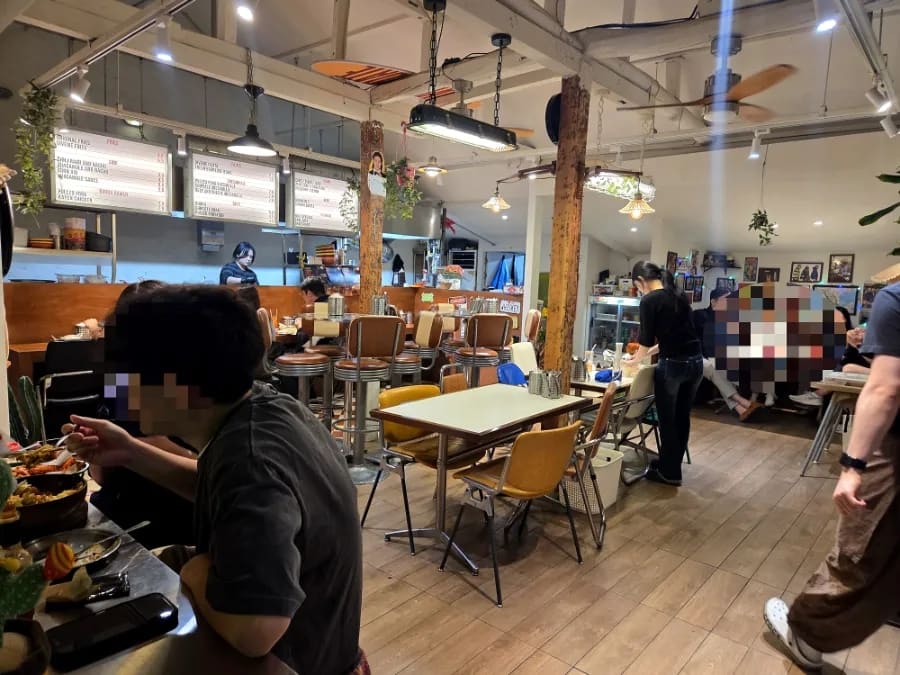 깁미타코를 찾은 방문자가 남긴 사진입니다. 오랜만에 만난 친구와 함께 분위기 좋은 곳을 찾다가 들렀다는 소감과 함께, 힙한 외관에 이끌려 들어갔다는 인상을 남겼습니다.