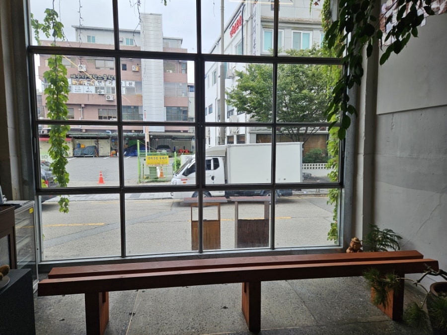 소와 돼지 특수부위를 맛보러 왔다는 손님이 남긴 사진입니다. 입구 쇼케이스에 걸린 숙성 고기와, 넝쿨이 드리운 창가 벤치까지,