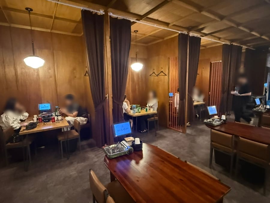 화온주가를 찾은 방문자가 남긴 사진입니다. 입구에서부터 보이는 피아노와, 커튼을 쳐서 프라이빗한 느낌을 내는 테이블 자리입니다. 젓가락 행진곡을 칠 뻔했다는 농담을 남겼습니다.