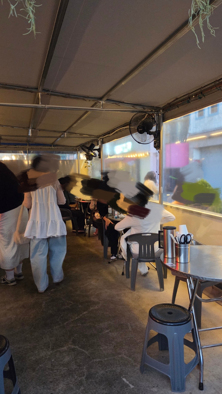 요즘 야장 핫플로 소문났다는 말을 듣고 찾아왔다는 손님의 사진입니다. 저녁 조명이 켜진 담장 너머 풍경과,