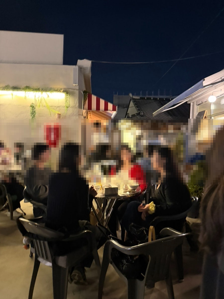 선선한 초여름 저녁에 다녀왔다는 손님의 기록입니다. 조명 아래 자리마다 들어찬 손님들과, 아롱사태수육·새우미나리전·대하튀김이 한 상 가득 차려진 세모한상을 함께 담았습니다.