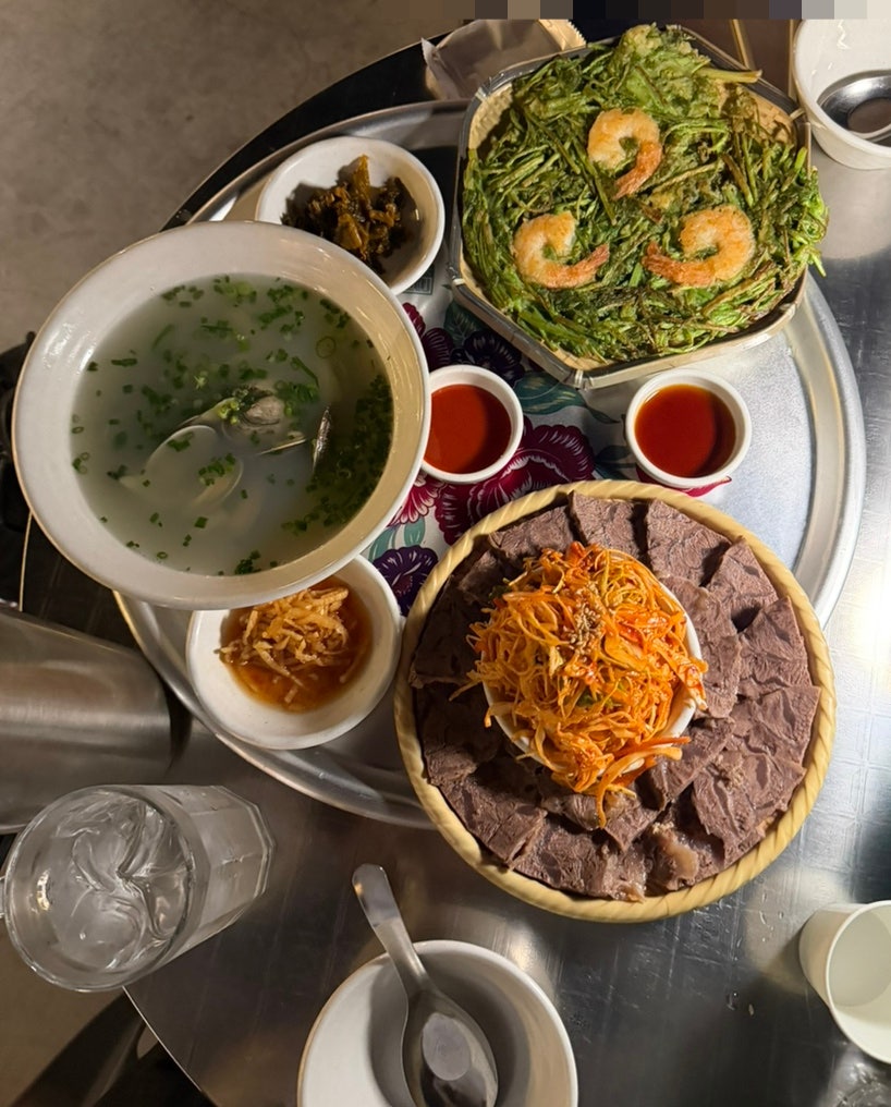 선선한 초여름 저녁에 다녀왔다는 손님의 기록입니다. 조명 아래 자리마다 들어찬 손님들과, 아롱사태수육·새우미나리전·대하튀김이 한 상 가득 차려진 세모한상을 함께 담았습니다.