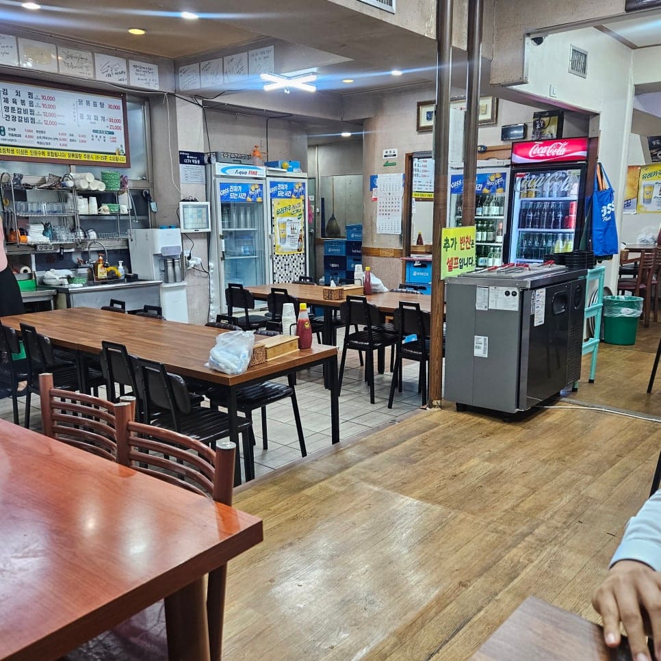또순이네 집을 찾은 방문자가 남긴 사진입니다. 뚝배기째 나온 김치찜과 계란말이, 밑반찬이 가득한 한 상, 그리고 오래된 노포 특유의 소박한 홀 풍경입니다.