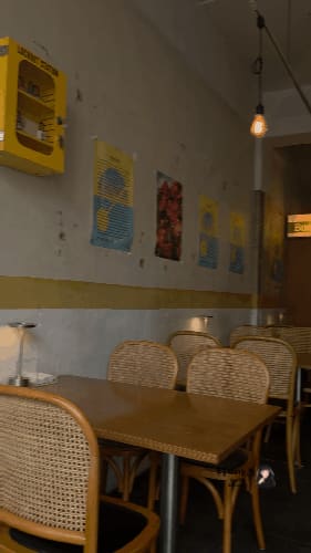 육달을 찾은 방문자가 남긴 사진입니다. 밝은 조명과 라탄 의자로 꾸며진 매장 내부인데, 노포 감성보다는 카페에 가까운 분위기가 느껴진다고 적었습니다.
