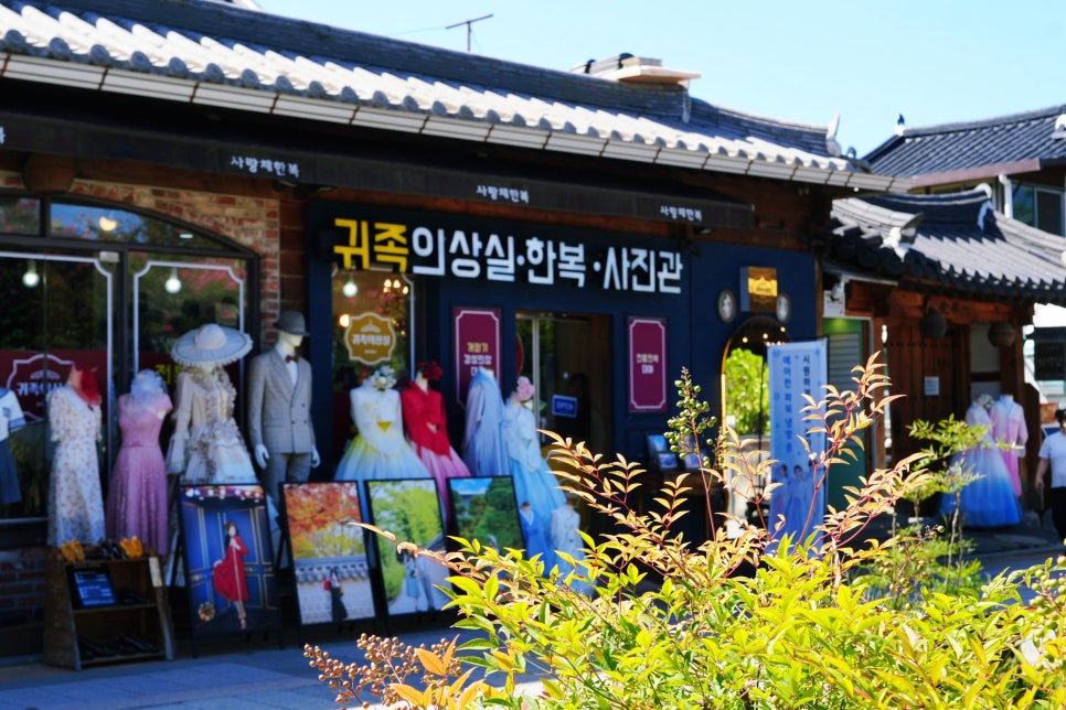 아이와 함께 딸을 위해 모녀 한복을 맞췄다는 사람이 남긴 사진입니다. 해가 드는 낮, 마네킹이 늘어선 매장 외관과 샹들리에 아래 드레스들이 줄지어 걸린 내부가 함께 담겼습니다.