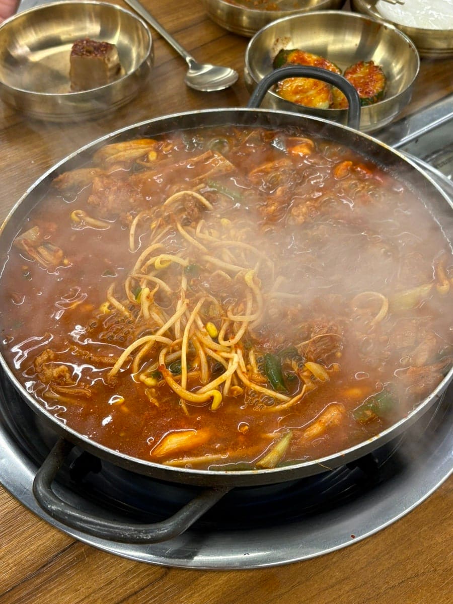 여수에서 전주까지 찾아온 사람이 남긴 사진입니다. 끓기 전 반찬과 함께 차려진 물갈비 냄비와, 자리에서 끓여 김이 오르는 모습입니다.