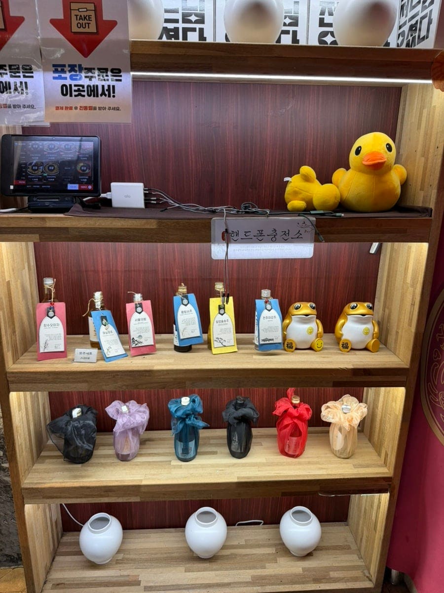 filly777이 9월 중순에 남긴 사진입니다. 단청 문양으로 꾸민 처마 아래 홍보 등이 걸려 있고, 큼직한 간판과 메뉴 배너가 거리 쪽으로 붙어 있습니다.