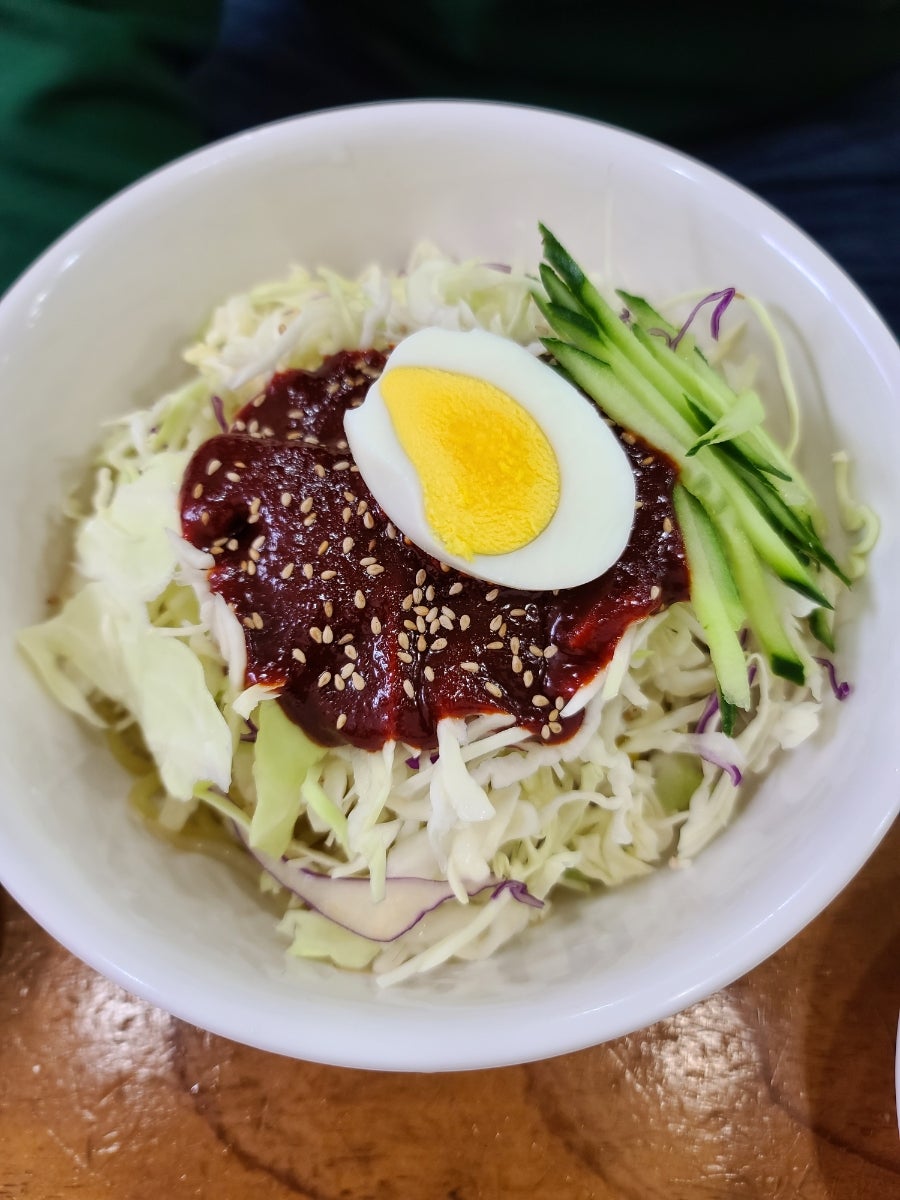 쌀쌀한 날씨에 짝꿍과 함께 들렀다는 사람이 남긴 사진입니다. 김가루와 고춧가루, 들깨가루가 올라간 걸쭉한 칼국수 국물과, 새콤달콤한 양념이 배어 있는 쫄면이 함께 담겼습니다.