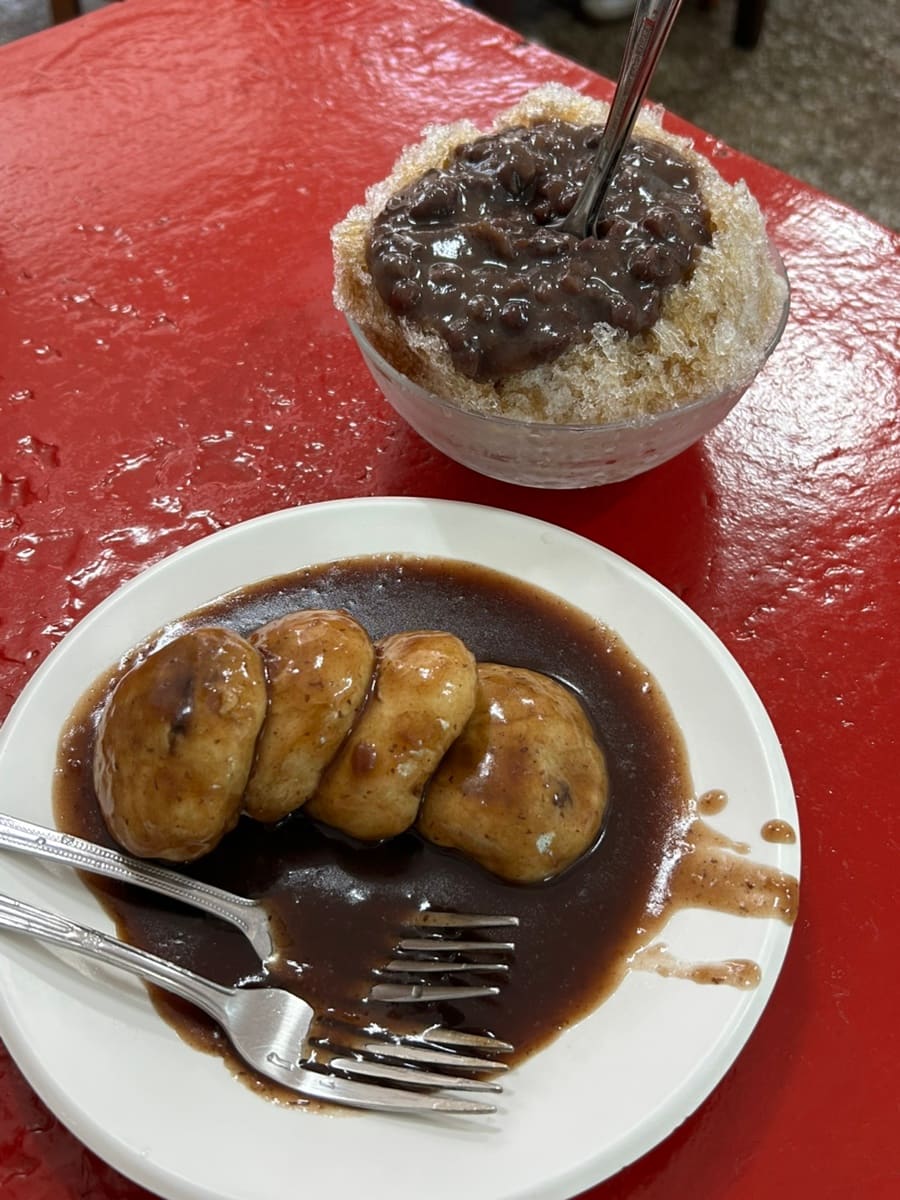 찐빵과 꿀빵, 단팥죽과 팥빙수 값이 나란히 적힌 차림표와, 갈색 소스를 두른 찐빵과 계피물을 끼얹은 팥빙수 한 상.