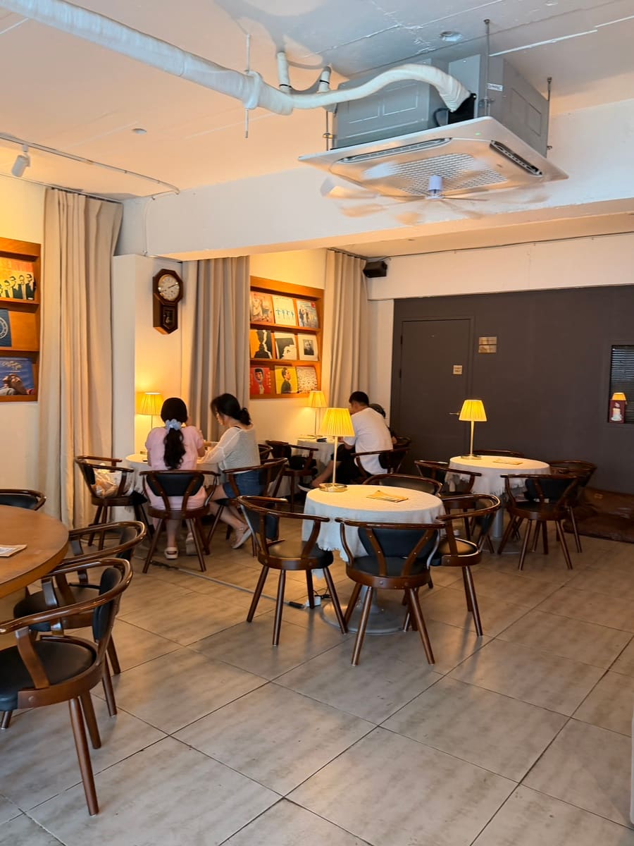시장 인근에 새로 들어선 레트로 분위기의 카페 내부. 턴테이블과 옛 음반 재킷이 걸린 자리에 손님들이 둘러앉아 있다.