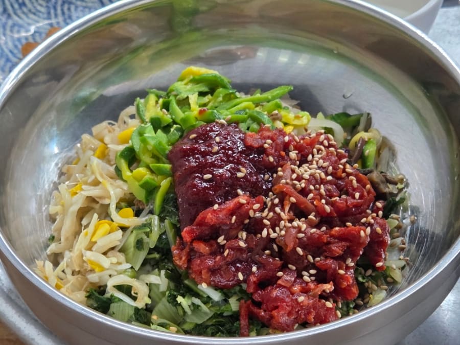 ziyoukmh는 통유리에 붉은 글씨로 큼직하게 새겨진 간판부터 찍었습니다. 단체 손님도 환영한다는 문구 아래 육회비빔밥과 석쇠불고기 이름이 나란히 적혀 있었고,