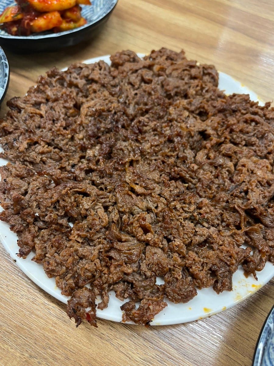 mikjunq는 아이와 함께 주문한 석쇠불고기 한 접시를 가득 채워 찍었고, 비빔밥에 곁들여 나온 선지국도 따로 담아냈습니다.