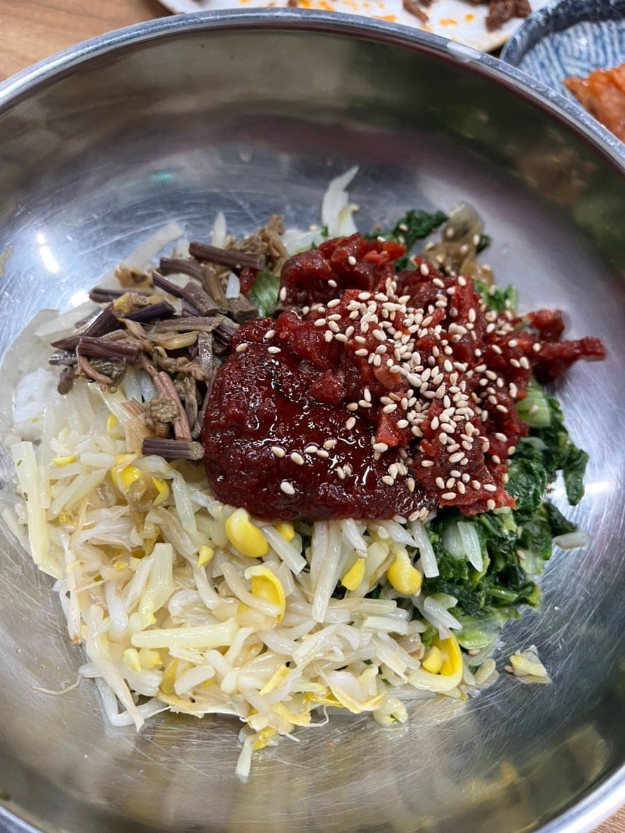 mikjunq는 아이와 함께 주문한 석쇠불고기 한 접시를 가득 채워 찍었고, 비빔밥에 곁들여 나온 선지국도 따로 담아냈습니다.