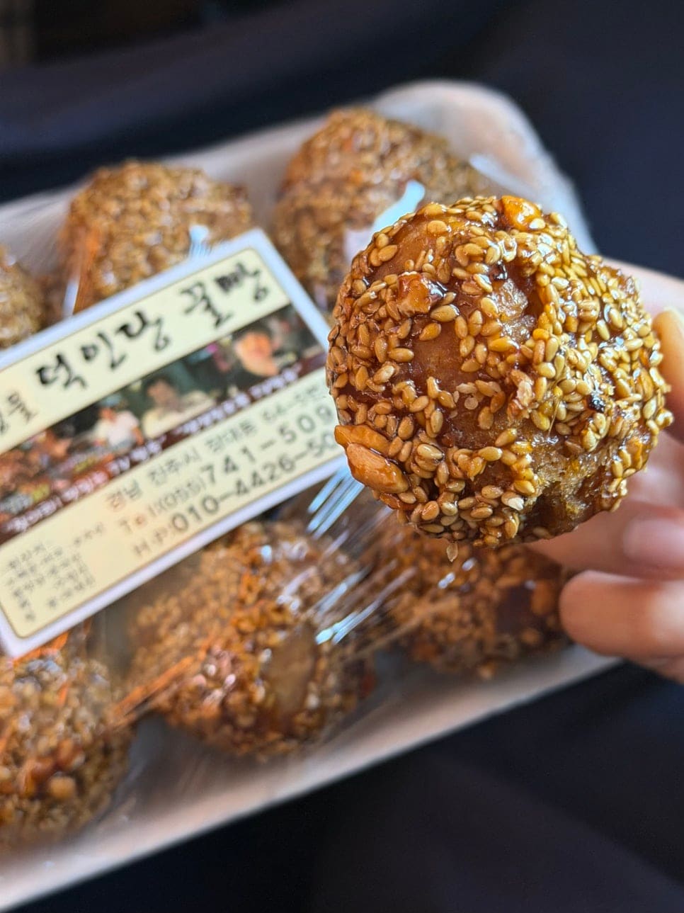 alzlwjddms는 최소 열 번은 사 먹었다며 선물용 박스 포장부터 찍었습니다.