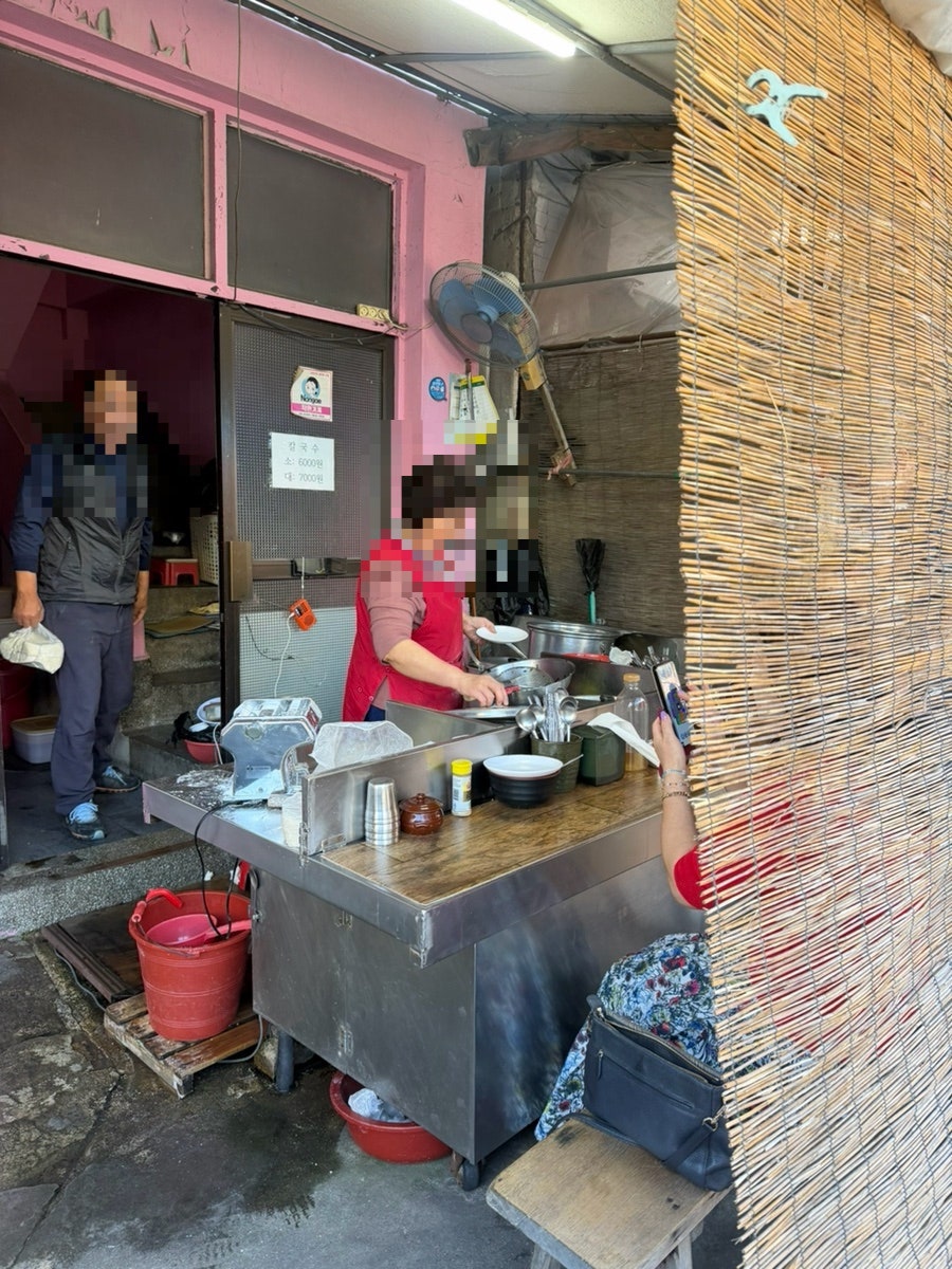 geusjh는 갓 삶아 나온 칼국수 두 그릇을 조리대 위에서 바로 찍고, 분홍빛 벽과 대나무 발 사이 야외 조리대에서 직접 면을 뽑는 모습도 담았습니다.