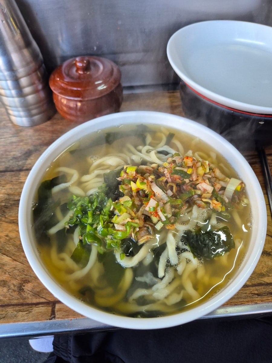 bbangsi_bakery는 양념장 그릇을 숟가락으로 휘젓는 순간과, 김이 올라오는 칼국수 위에 땡초 다대기를 올린 모습을 가까이서 찍었습니다.