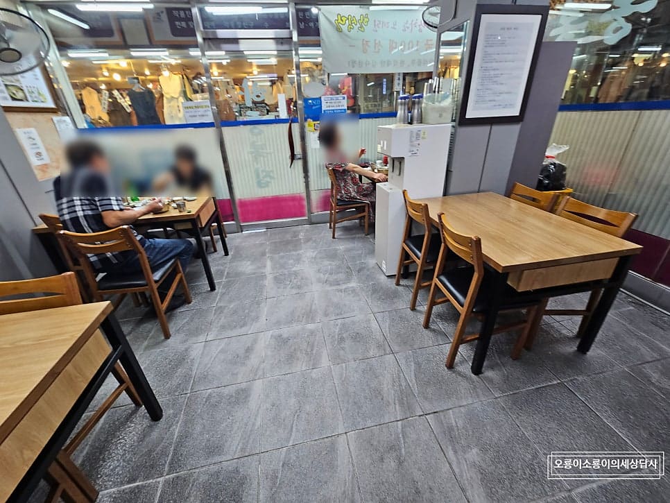 gb9670은 '한국인이 사랑하는 오래된 한식당 전국 100대 선정' 현수막이 걸린 외관부터 찍었습니다. 화려한 간판 없이도 그 자체로 이력을 말해주는 가게였고,
