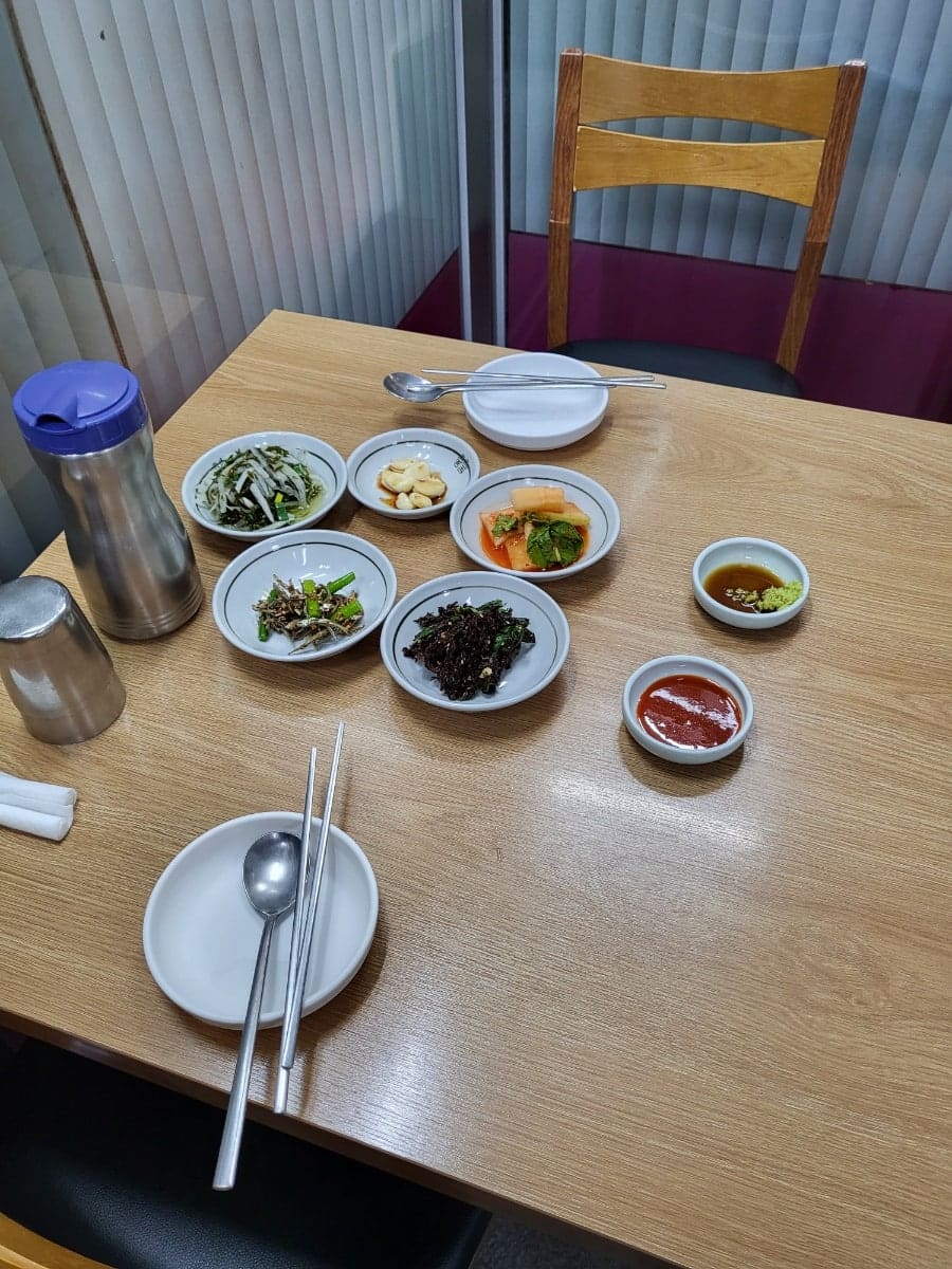 tngus2163은 뚝배기 가득 담긴 아구탕과, 상에 먼저 오른 밑반찬 한 상을 나란히 찍었습니다.