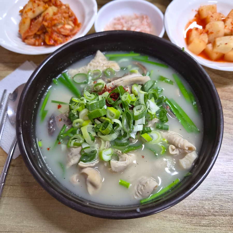 leeseo95는 너무 맛있어서 나오는 길에야 서둘러 찍었다는 간판 사진과, 뽀얀 국물에 부추와 다대기가 올라간 순대국밥 한 그릇을 함께 남겼습니다.