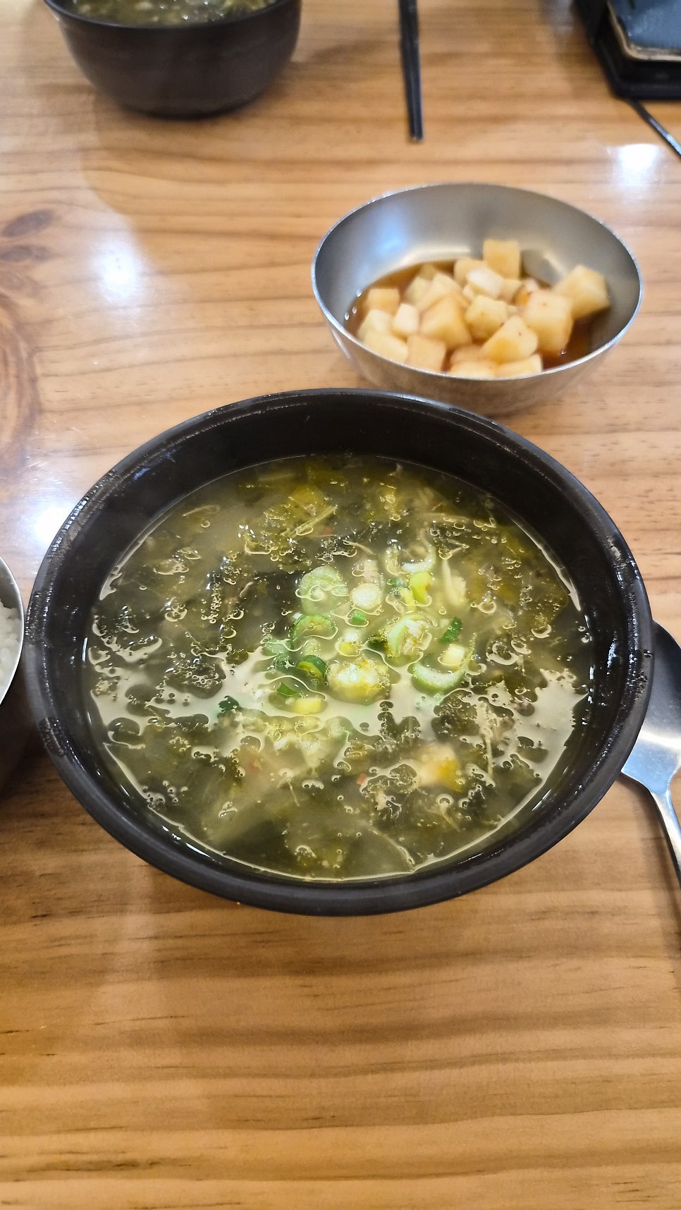 wooseokint는 우거지와 고기가 가득 올라간 해장국을 숟가락으로 떠 올린 순간과, 슴슴하게 절인 깍두기 그릇을 따로 찍었습니다.