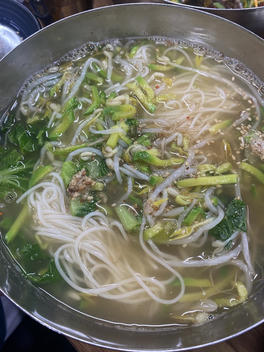 olki_olki는 가족이 주문한 국수와, 함께 시킨 김밥을 한 점 집어 든 순간을 찍었습니다. 재료가 특별하지 않은데도 자꾸 맛있다는 말이 나왔고,