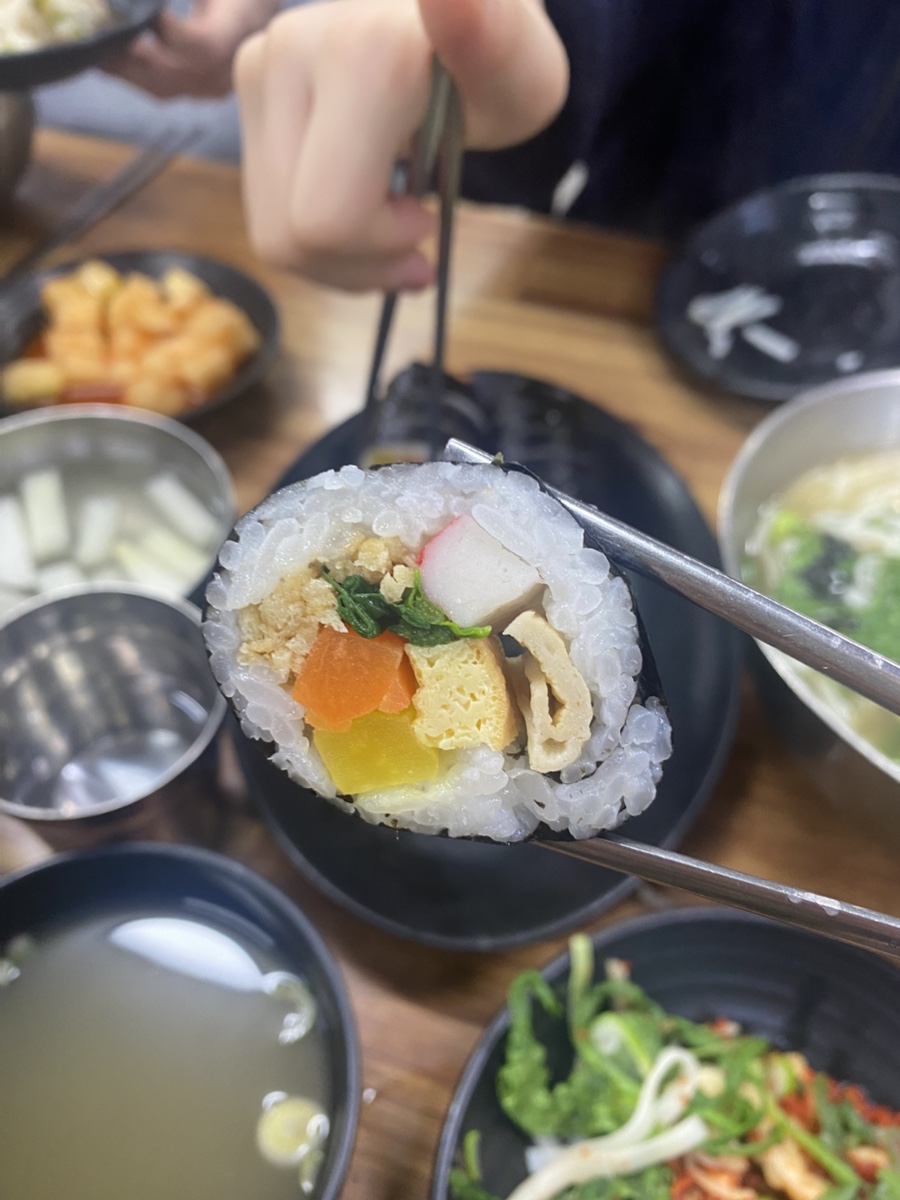 olki_olki는 가족이 주문한 국수와, 함께 시킨 김밥을 한 점 집어 든 순간을 찍었습니다. 재료가 특별하지 않은데도 자꾸 맛있다는 말이 나왔고,