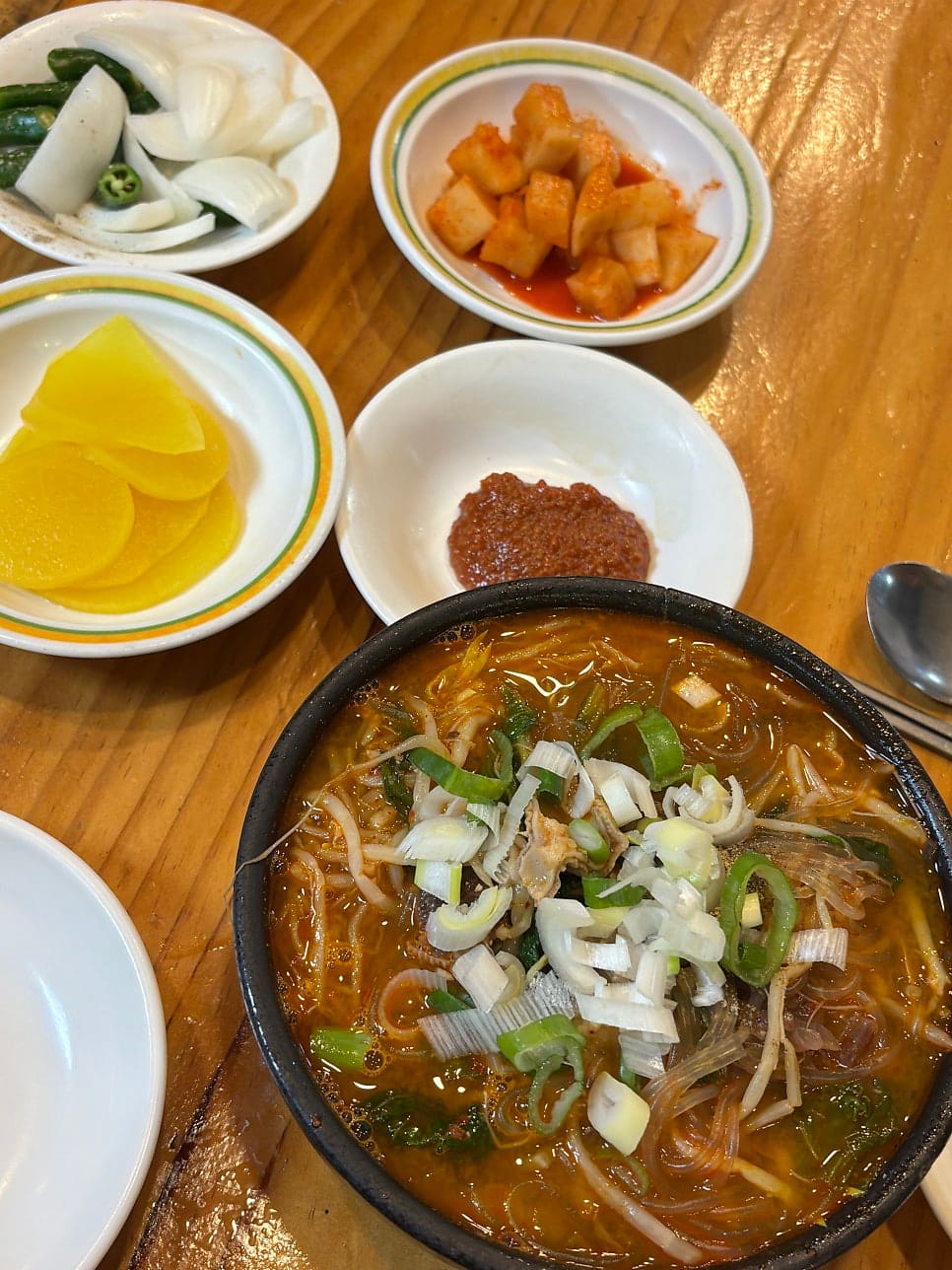 bboya_1110은 빨간 벽에 걸린 메뉴판부터 찍었습니다. 순대국밥 6천 원, 라면 4천 원처럼 요즘 물가에 비하면 놀랄 만큼 착한 숫자들이 나란히 걸려 있었고,