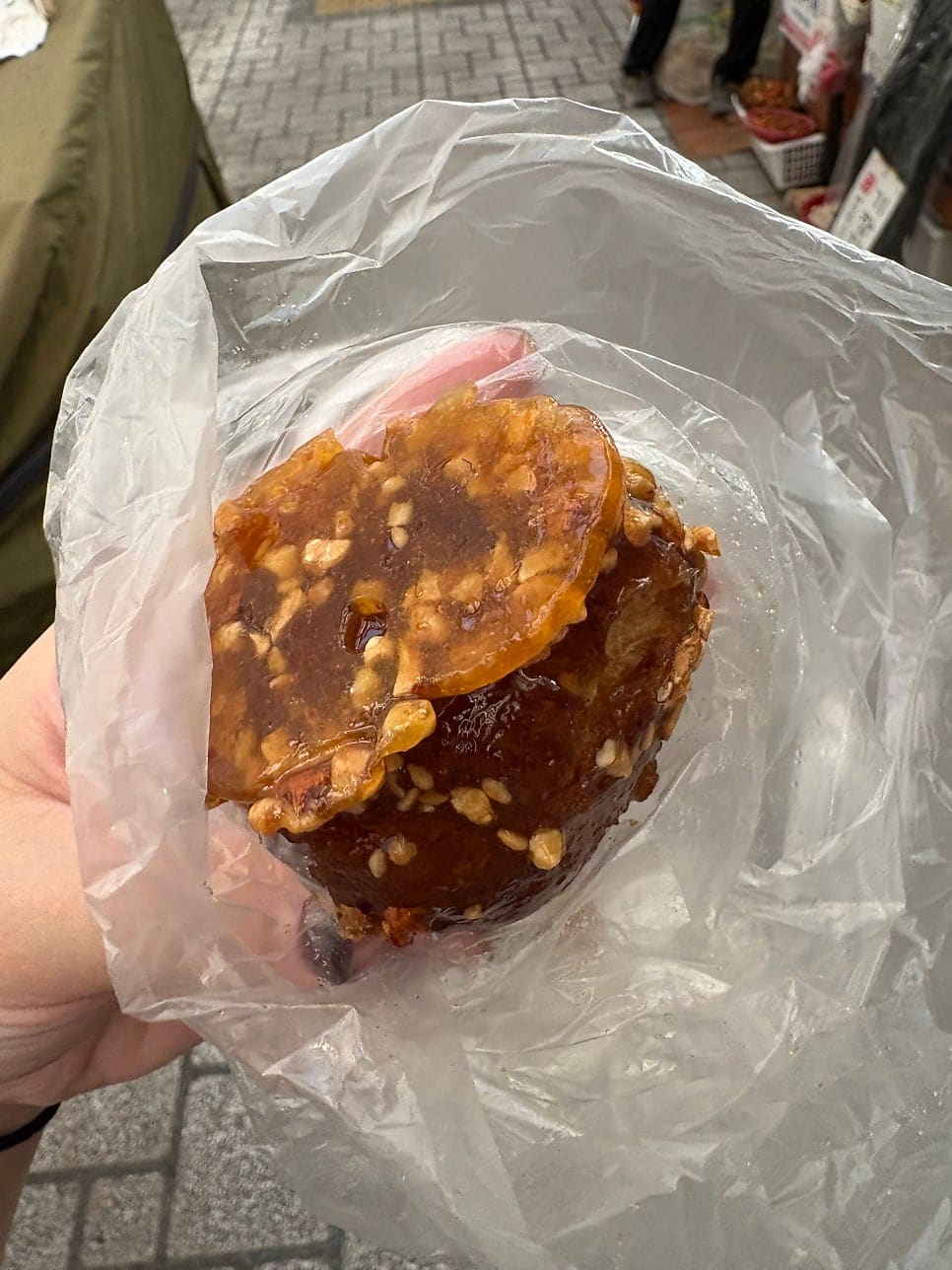 love_167은 봉지 째 들어 올린 꿀빵의 두꺼운 설탕 코팅부터 찍었습니다. 하나만 사서 맛보려다 한 입 먹고 바로 열 개를 포장해왔다는 그 마음이,