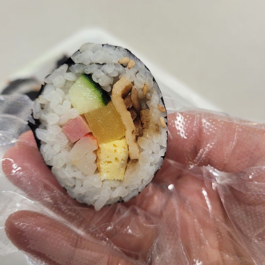 yyyuou는 사장님이 그 자리에서 김밥을 마는 손놀림과, 포장해 온 김밥의 단면을 나란히 남겼습니다. 햄과 맛살, 우엉,
