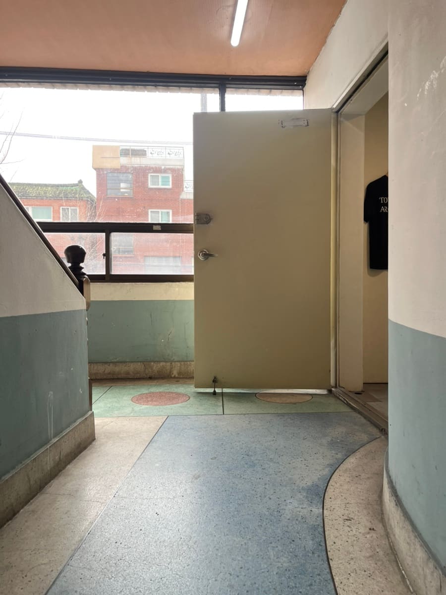 zmxn5343은 계단을 올라 문을 두 번 열어야 닿는 입구부터 찍었습니다. 여기가 맞나 싶은 순간,